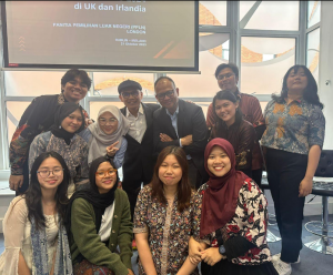 IISMA UC Dublin awardees with Dr. Desra Percaya, the Ambassador of Indonesia for the United Kingdom and Mr. Khairul Munadi from KBRI London.